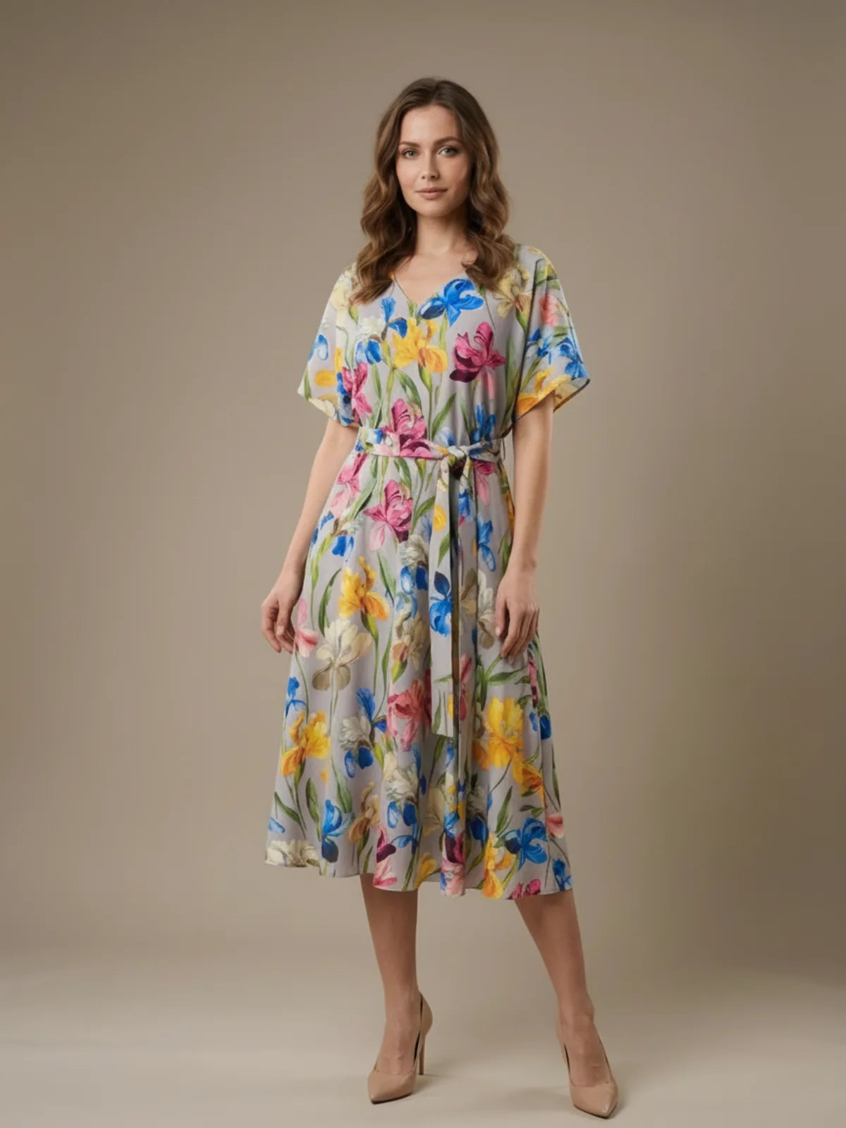 Pełna figura wirtualnej modelki na beżowym tle prezentująca szarą sukienkę za kolano w kolorowe kwiatki