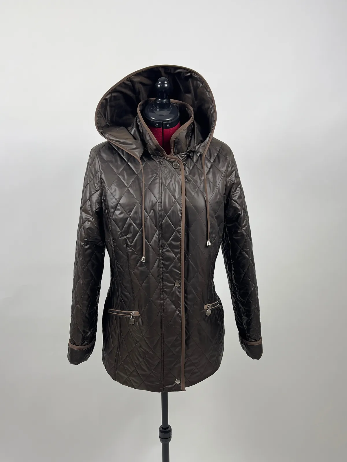 brazowa kurtka damska firmy isabell na manekinie na szarym tle