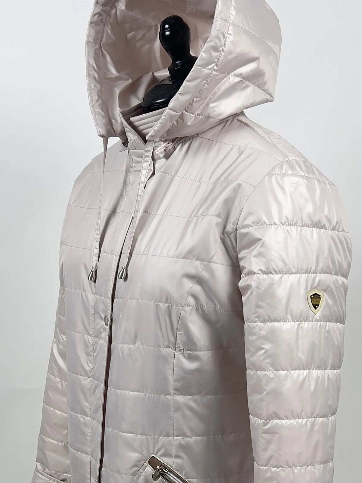 zblizenie na kamienna kurtke wiosenna, proste pokowanie, kaptur i element ozdobny na rekawie