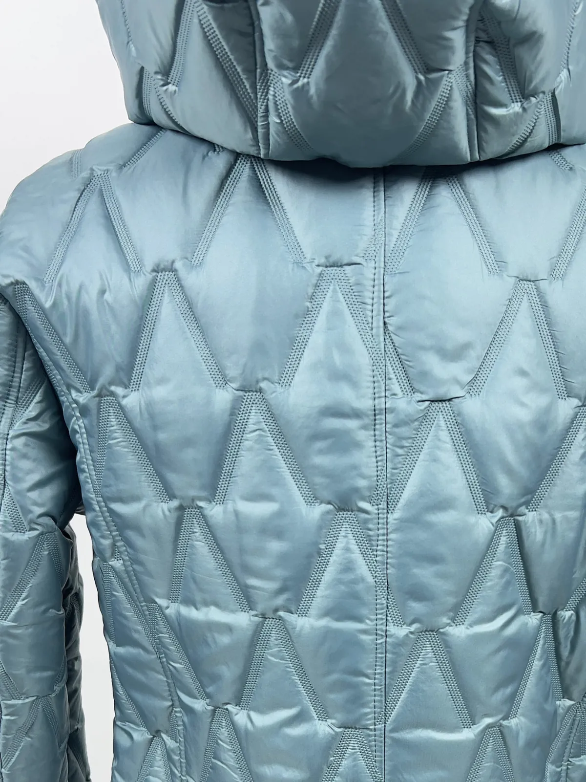 zblizenie na tył miętowej kurtki damskiej na wiosne, pikowanie w litere v, zblizenie na detale