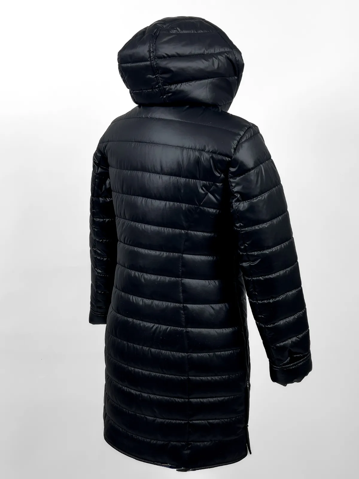 tyl czarnego długiego płaszcza damskiego w pikowanie, optyka na kaptur