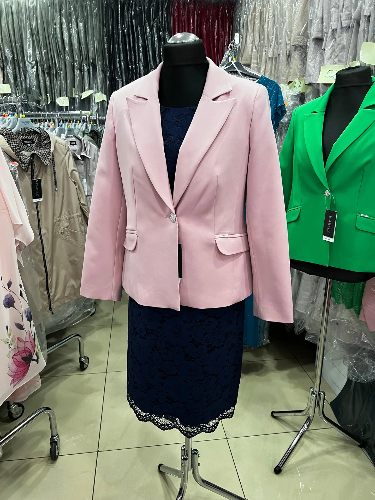 Marynarka w kolorze pudrowego różu w damskim butiku w centrum hurtowym