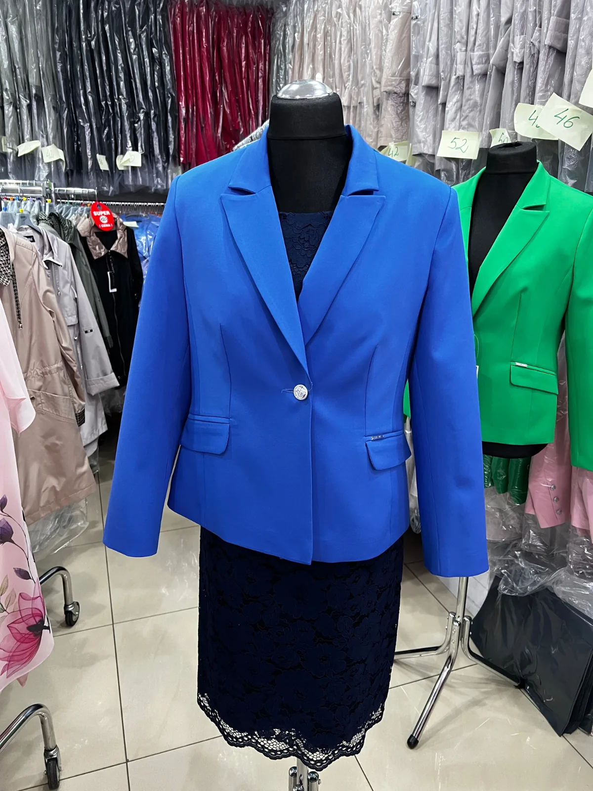 niebieski zakiet jednorzedowy na manekinie w hurtowni w Łodzi - ozdobne srebrne elementy