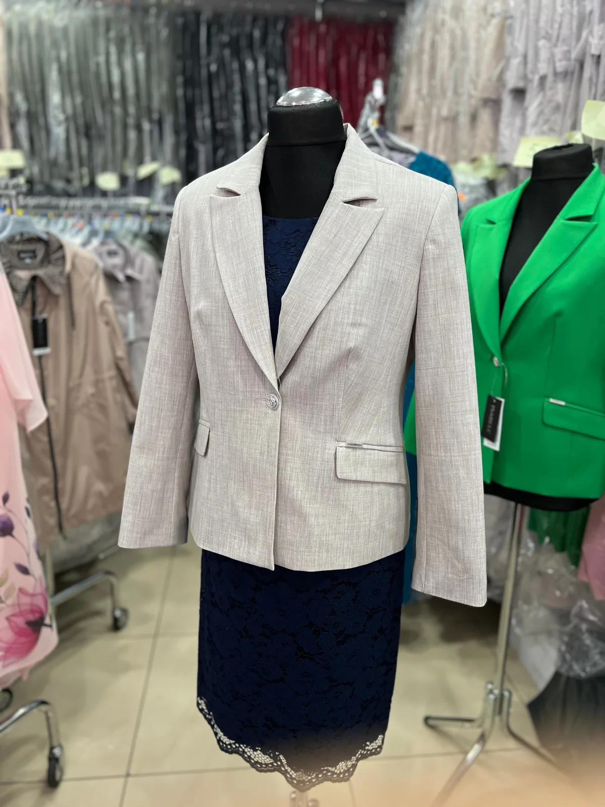 bezowa marynarka - zakiet jednorzedowy w sklepie stacjonarnym w lodzi na manekinie - prezentacja produktu